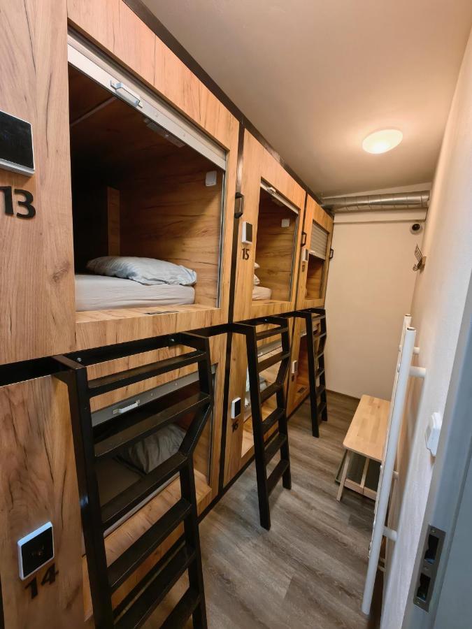 Capsule Hostel Erbenova プラハ エクステリア 写真